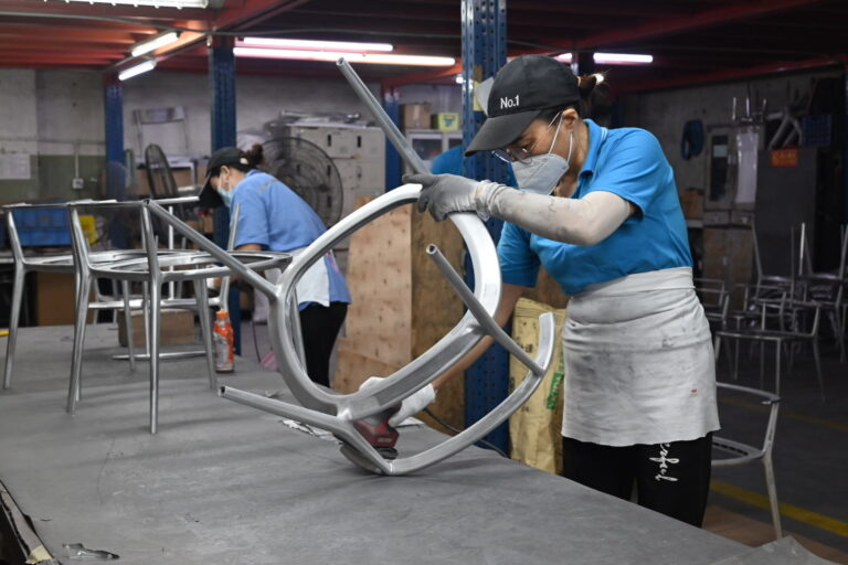 Workers in DAYE is polishing the aluminum chair frame.